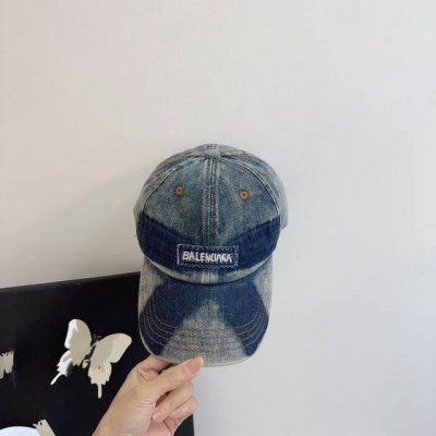 Balenciaga 上新啦 超酷牛仔蓝 定制面料 水洗特色工艺 B家甜酷十足的棒球帽~