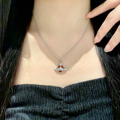 西太后项链，太精致了喜欢这种小而精致的款，它很适合叠戴那种很精致的饰品！这个东西我说来说去就这些话。但西太后这个牌子没尝试过的可以试试；很可以。主要太日常，并不