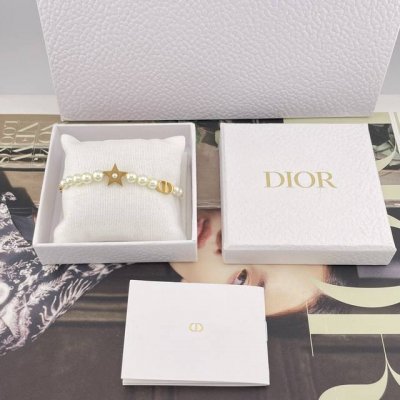 我们出品 D 星星Cd珍珠手链 Z 4200！量大咨询客Fu全网独家首发Omg Omg Omg太美太浪漫了吧！戴上美的不像话小仙女必备！，送包装五角星设计，细节