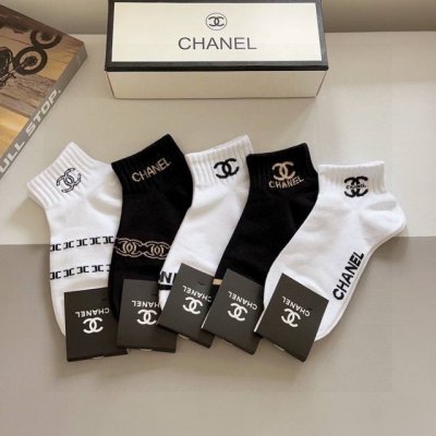 配包装 一盒5双 chanel 香奈儿经典短款袜子高版本纯棉材质柔软 秒杀市场普通货 经典的双C图案Logo 专柜同步袜子大牌出街 潮人必备 超好搭