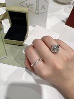 v金镀咪金梵克雅宝雕花四叶草戒指 材料:V金制作 升级款 细节:我们雕花的工艺目前把控得非常成熟了，每一片都呈放射状，每条车花都干净利落，绝非倒膜货可比，版型超