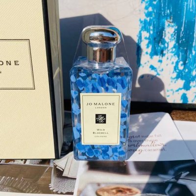 高端品质 祖马龙圣诞限量版蓝风铃香水100Ml、前调:蓝风铃、中调:柿子、后调:白麝香、好多宝宝最爱的味道，自认为真的胜过香香，也是祖马龙最出名的一款香水，最抢