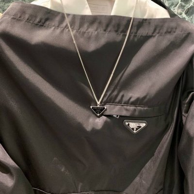 我们出品 重磅推荐 Zp9750，现货秒发，量大咨询客服 爆款来袭 pr Da三角牌项链 超级无敌重工款，足足做了半年之久，工艺十分考究，报废了至少十批以上的货