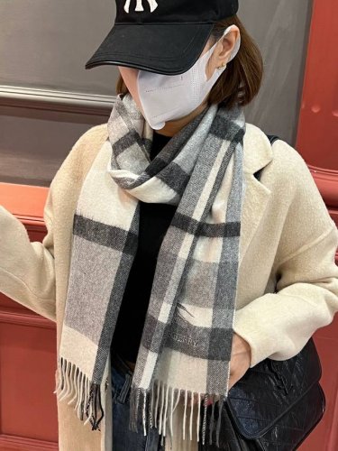 重磅推荐巴宝莉 新品 情侣款 羊绒围巾臻选上乘的山羊绒纤维，耗时耗力，再以清泉水浸泡涤荡，使羊绒纤维呈现出独特的蓬松质感，手感才如此细腻，采用轻缩绒工艺，才有奢