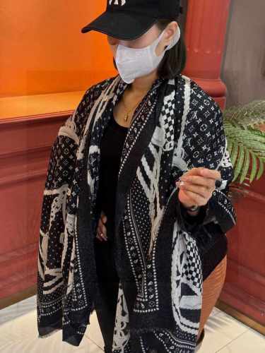 会发光发亮的围巾 Lv银丝羊绒材质轻奢感十足 专柜新款面料追求造型 手感挺括 高端设计师配色均考虑上身效果和色彩饱和度 色泽新鲜浓郁非常精致又有名媛气质 好货不