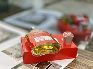 专柜品质 creed 维京之海维京海盗红色香水男士香水100Ml 前调 粉红胡椒香柠檬柠檬 中调:粉红胡椒玫瑰薄荷 后调 檀香木香根草广藿香薰衣草 这款香的前调