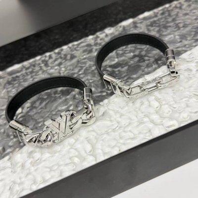 Lv Links 手镯 Lvlinks 手镯以皮革和经典帆布塑造别致饰带 为 Mng 金属链环两侧匠心镂刻 Lv 字母 兼具前卫格调和朗气息 可为挚爱着装注入摇