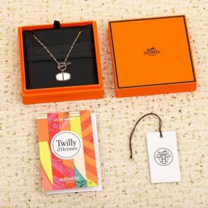 我们出品 猪鼻子项链 ，可订做18K真金真钻版，只做对版真金货，价询客Fu 明星、网红、名媛都难以抗拒！ 酷劲十足的经典标志 古今中外时尚浪尖上的不败元素 搭配