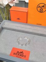 批发价 猪鼻子系列真的是永远经典Yyds全银克数非常有份量，很足~ 表面采用了纳米镀膜技术保护，众所周知普通的银质饰品在日常使用中和空气中的硫接触很容易发黑变色