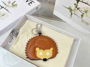新品 罗意威Loewe 皮质钥匙扣 挂件 车钥匙扣 Hedgehog Charm系列刺猬挂件出货 采用进口小牛皮多色搭配，外配钥匙圈，可挂于包包，其萌趣、可爱的