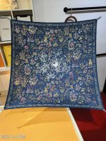 P150Sdo2508原单迪奥Millefiori Unicorn图案印花 90Cm真丝方巾，以充满诗意的花卉设计展示来自苏格兰神话的独角兽符号。采用桑蚕丝斜纹