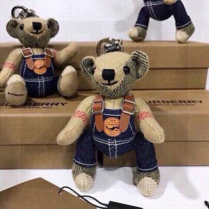 元配图片原版包装 巴宝莉Burberry官网格纹羊绒Thomas泰迪牛仔衣服款包饰与钥匙扣 独家新款上市 全国独家实拍Thomas 泰迪熊吊饰 选用柔软的格纹羊