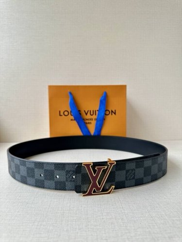 特 4.0宽 此款双面腰带以标志性的 Lv Initiales 搭扣搭配全新 Monogram Eclipse 帆布。展现细腻的品牌特质，此款腰带是路易威登皮具