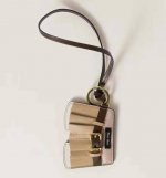 新品 -Miumiu缪缪皮革裙子挂绳挂件 -Miu Miu 衣柜中的独特元素变身为珍贵的手袋配饰 实现俏皮而个性的组合 这款皮革手袋的设计灵感来自 Miu Mi