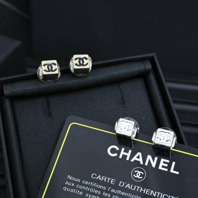 Chanel爆款方糖耳钉 时髦度直接拉满这设计简直了 戴上它，感觉自己就是所有女生里的焦点 细节到位，每一个小角落都透着精致 无论是日常还是派对，都能完美搭配