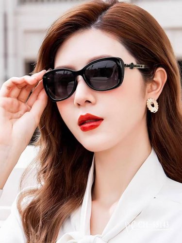 p80 .【法国香奈儿-Chanel】 .【宝丽来树脂高清镜片】 .【Tr镜架-轻便佩戴舒适】 .【Size：63-17-140】 .【新款小香太阳镜减轻强光负