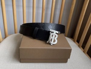 新款 Burberry 巴宝莉专柜同步上新 意大利制腰带 精选光滑皮革与粒纹皮革腰带 饰牌搭扣装饰镀钯金品牌专属标识图案 宽:3.5Cm 经典商务腰带休闲男士首
