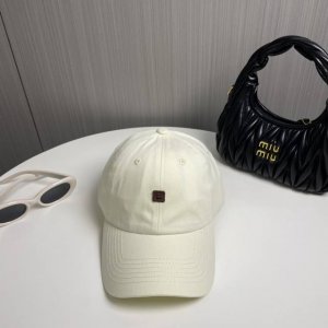 新款棒球帽 男女同款 均码 可调头尾 这款棒球帽是男女同款 采用六片式拼接设计 正面有小方形笑脸徽标 笑脸图案也十分活泼可爱 帽尾可调式头尾 适合不同头围大小的