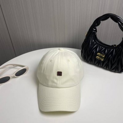 新款棒球帽 男女同款 均码 可调头尾 这款棒球帽是男女同款 采用六片式拼接设计 正面有小方形笑脸徽标 笑脸图案也十分活泼可爱 帽尾可调式头尾 适合不同头围大小的