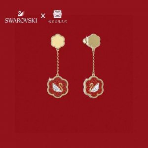 swarovski 花开耀吉 红色花卉天鹅耳环 这款精致的耳环采用花卉图形设计，其灵感源自传统大吉葫芦瓶瓶身的华美装饰，红色密镶仿水晶散发着明亮的光泽p一款雅致