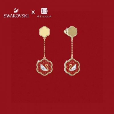 swarovski 花开耀吉 红色花卉天鹅耳环 这款精致的耳环采用花卉图形设计，其灵感源自传统大吉葫芦瓶瓶身的华美装饰，红色密镶仿水晶散发着明亮的光泽p一款雅致