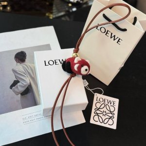 新品 罗意威Loewe 毛毡和牛皮革小浣熊挂饰 挂件 经典牛皮革小浣熊造型挂饰，饰有Anagram Pebble骰子和环带 可挂于包包，其萌趣、可爱的造型，让人