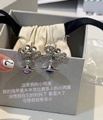 westwood 西太后耳钉 重磅推荐，纯粹王冠球是经典的象征，闪耀土星环勾勒未来波光流转间，开启一场与未来的崭新际遇！ 土星上边的钻采用定制的施华洛水钻，手感