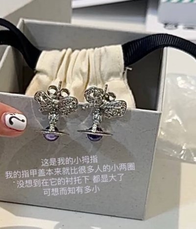 westwood 西太后耳钉 重磅推荐，纯粹王冠球是经典的象征，闪耀土星环勾勒未来波光流转间，开启一场与未来的崭新际遇！ 土星上边的钻采用定制的施华洛水钻，手感