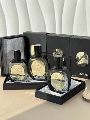 专柜品质 Diptyque 60 周年限定香水系列 适逢Diptyque60 周年全球区域限定款新香 整体给人神秘多维度的极致体验 只在全球部分旗舰店铺限量发售