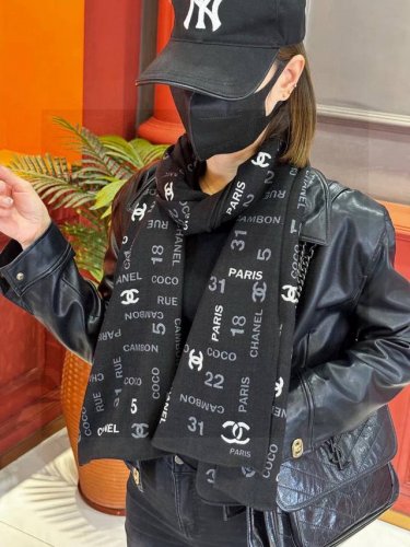 上新 Chanel 经典茶花优雅Coco风，Chanel最新菱格丝绒大方巾~气质到骨子里，香奶奶新一季的面料超高级，真心超级柔软，丝丝顺滑，韧性很强 不容易被轻