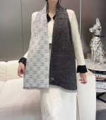 双C Logo渐变围巾 颜色:深灰+烟灰 尺寸:185*35Cm 成份:57%羊毛43%Cashmere 高品质原单级 超级受追捧的爆款 亲肤柔软手感 大爱的爆