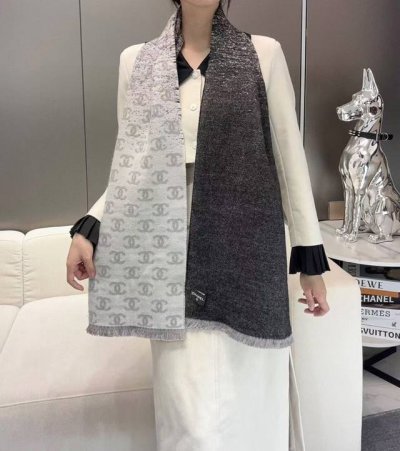 双C Logo渐变围巾 颜色:深灰+烟灰 尺寸:185*35Cm 成份:57%羊毛43%Cashmere 高品质原单级 超级受追捧的爆款 亲肤柔软手感 大爱的爆