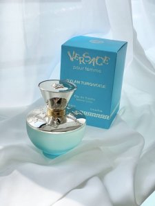 专柜品质 范思哲 迪伦海神女士淡香水。 从容温柔女神香~前调柑橘香，果香的味道，非常开朗活泼的感觉；中调果香变淡，花香出现，温柔又不失俏皮可爱；后调是木质香混合
