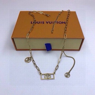 配图片原版包装 louis Vuitton官网Dauphine项链 dauphine项链将Lv Circle标识 Lv钥匙和Monogram花卉轻巧悬挂于Lv锁