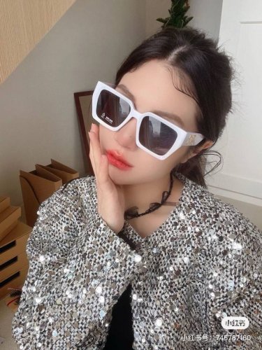 miumiu太阳墨镜超显脸小的墨镜 miumiu 开春新品 大方框墨镜 独立字母嵌钻 高品质值得拥有 mod: Smuo7S Size : 54-20-140