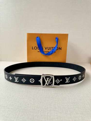 特 3.0宽Lv 双面荔枝腰带以新颖视角解读路易威登经典元素 Monogram Empreinte 压纹皮革含蓄流露品牌气息，翻转即现 Monogram 压花一