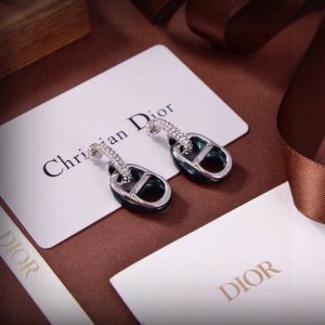 Dior 迪奥 Cd字母耳钉 专柜新款上市 美得不要不要的 唯美 浪漫 人手必备款 火爆小红书 精选Z批一致材质 超 Nice