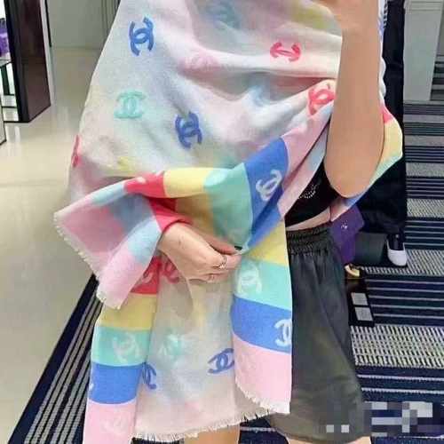 最新款chanel最美围巾 手感比想象中柔软～两面都很优秀，黑色一面是底色带细闪，彩色一面是logo带细闪，两面都很优秀～比起千篇一律，爱的永远是香香的这些细节