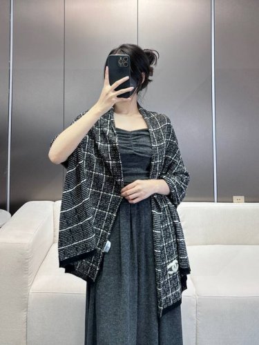 Vip限量版顶级旷世绝美小香 双C披肩 顶级高端货 绝对值得珍藏 香奈儿绝美百搭款有钱都很难订到顶级进口客供山羊绒 双层双面都微闪金银线 整条围巾阳光下散发出闪