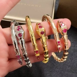 宝格丽高级精工版细蛇最新款红宝石手镯 这款是穿钢片，一节一节穿进去再打雷射点，每个配件都是精工细磨，费时费料，好货请珍惜Bvlgari 宝格丽蛇手镯 这款现在基
