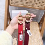 dior 女士 3.0Cm宽 采用双面头层光滑牛皮革精心制作， 搭配Cd经典扣型 字母C镶嵌珍珠，款式新颖时尚 上身效果超好，可搭配牛仔裤、半身裙或连衣裙