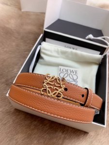 loewe 罗意威 秋冬新款 意大利进口小牛皮腰带 2.0Cm 外缝线窄版对色缝线衿腰带 配有 L字母组合扣 纯手工打造精髓。