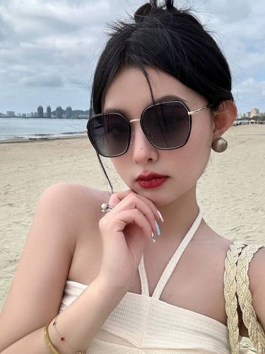 gucci 2025开春新款太阳镜 各路网红纷纷带起气场满分 俏皮甜美.上脸效果更佳.金属质感超好 型号：G8384