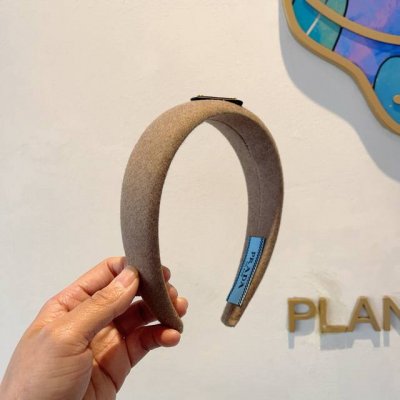 配包装 prada 普拉达 秋冬新款毛呢潮流字母发箍。气质女神必备单品，非常百搭，时尚潮流， 戴上它满满的高大上。