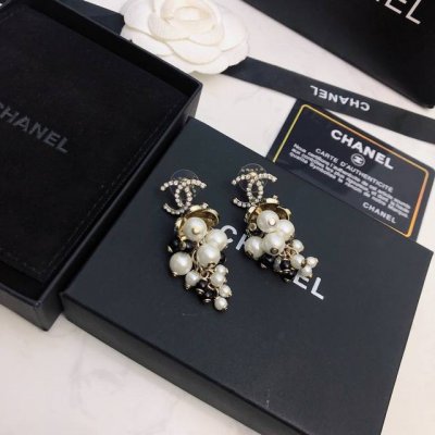 chanel 耳钉，高端品质，专柜同材质，真正黄铜，离子电镀，925银针，独家实拍图做工精致细腻，重工版本，超级仙女唯美的一款，做工超级细心无漏洞，