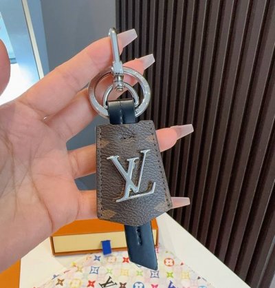 louis Vuitton官网M63620 Lv Cloches-Cles包饰与钥匙扣。 借鉴旅行袋中的钥匙扣设计，可满足各种时尚品味的实用配饰。新版Monog