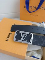 Lv 奢华款现代 Taurillon 皮革 饰以雅致大方的标志性 Lv 首字母 柔软结实的皮带 双色搭配可双面使用 可搭配从礼服到休闲装各种服饰 宽度4.0Cm