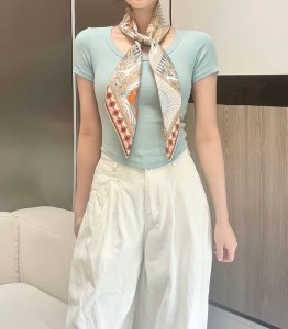 奇珍异宝 90厘米方巾 手工卷边斜纹真丝方巾 100%桑蚕丝 爱马仕丝巾是创意和作品故事的无限源泉 每季皆推出全新设计和色彩组合 不断与时俱进 这款爱马仕点睛配