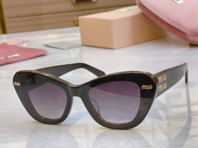 Miumi* 缪*缪新款太阳镜，Mod:Mu 14Ks，Size:63-15-145