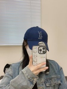 Ysl圣罗兰 专柜同款原单 字母刺绣棒球帽 韩系风 一款简单休闲风的棒球帽 是牛仔的款式 减龄百搭 适配度很高 简单随性~ 字母刺绣部分也很精细 出街拍照拗造型